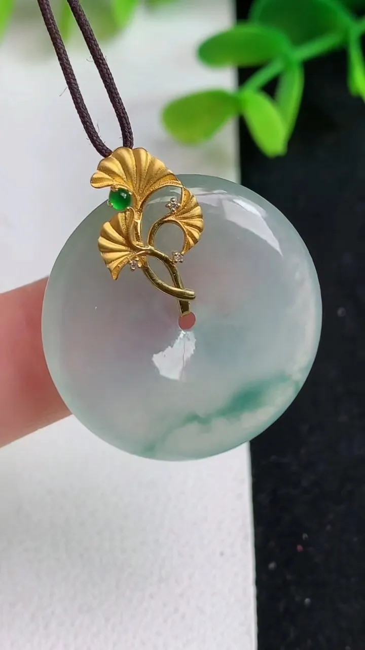 天然A货翡翠飘花平安扣吊坠，尺寸26.5-4.5，重量:6.92g
5月19日