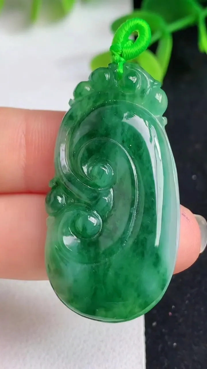 天然A货翡翠如意吊坠，尺寸43.3-22.2-6，重量:10.53g
5月19日