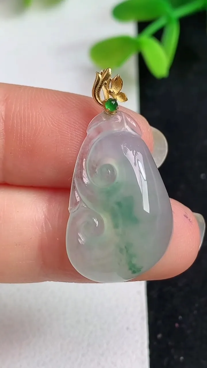 天然A货翡翠飘花如意吊坠，尺寸24-15.7-5.8，重量:3.31g
5月19日