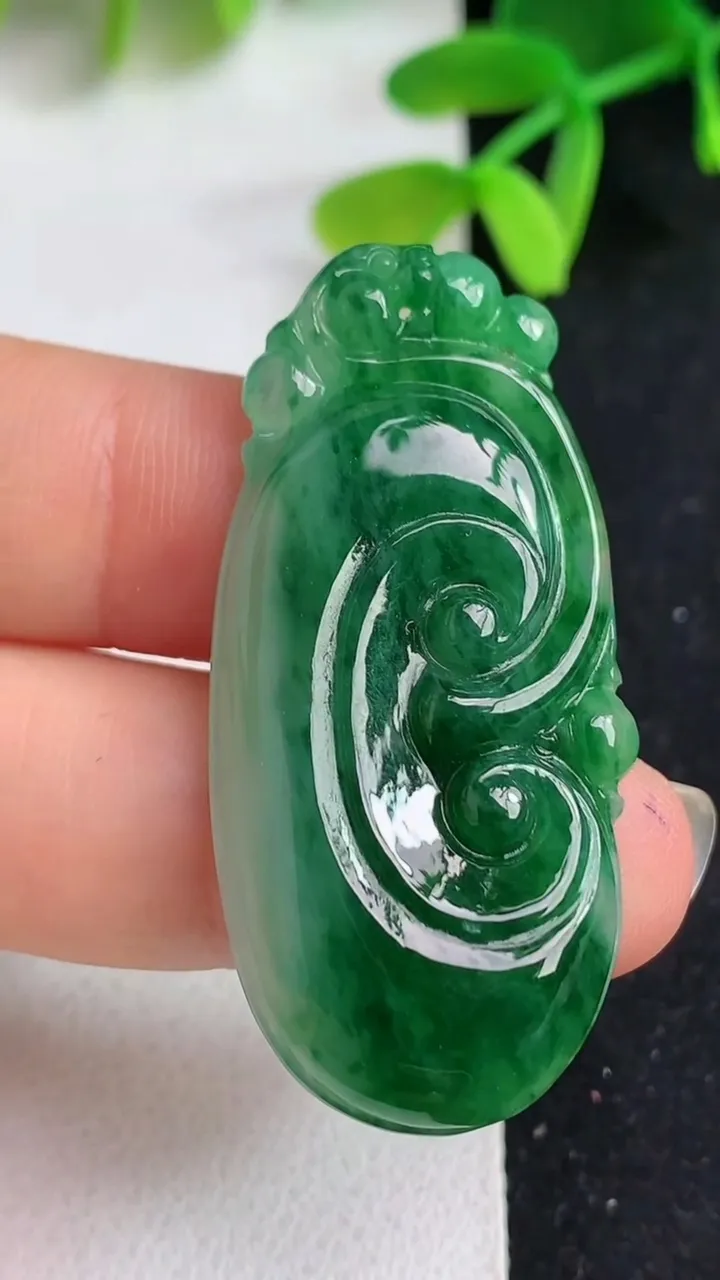 天然A货翡翠如意吊坠，尺寸43-20.7-5.7，重量:9.30g
5月19日