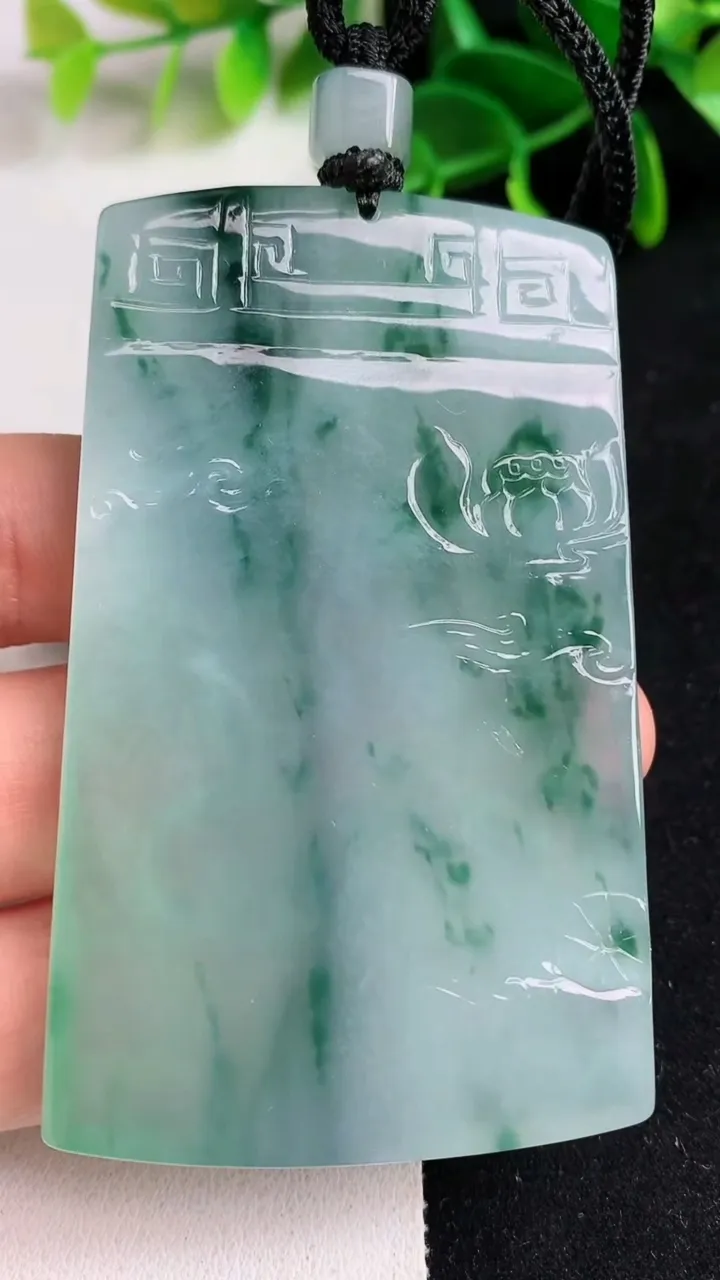 天然A货翡翠飘花虚空藏观音菩萨吊坠，尺寸71-43-6.5，重量:56.00g
5月19日