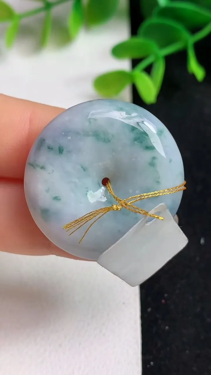 天然A货翡翠紫罗兰 飘花平安扣吊坠，尺寸29.8-5.7，重量:10.61g
5月19日