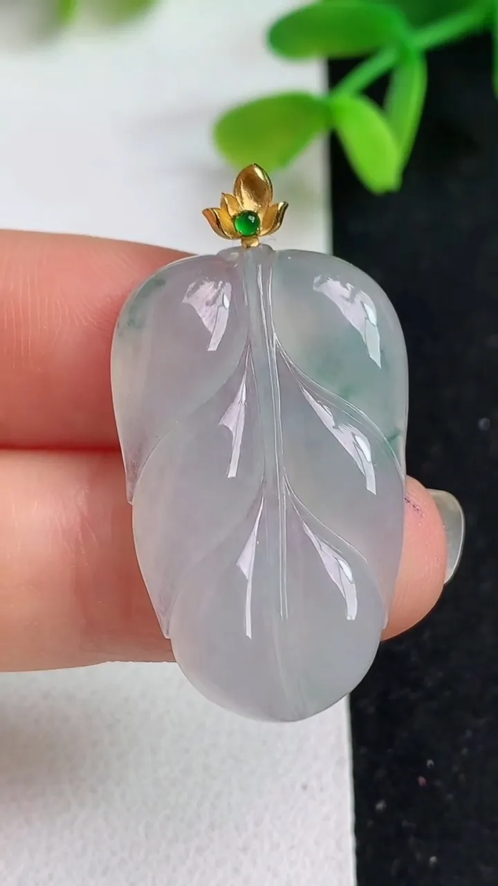 天然A货翡翠飘花金枝玉叶 叶子吊坠，尺寸30.6-19.5-4.2，重量:5.13g
5月19日