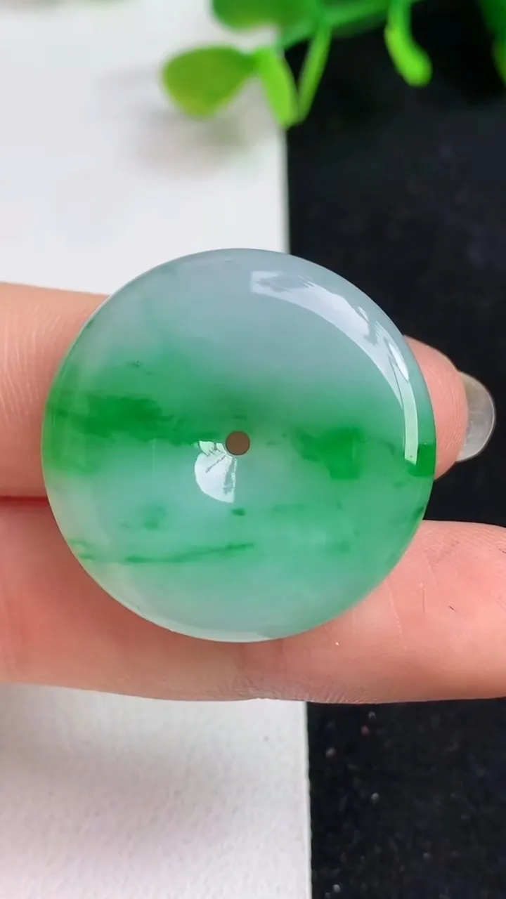 天然A货翡翠平安扣吊坠，尺寸28.2-5.8，重量:10.30g
5月19日