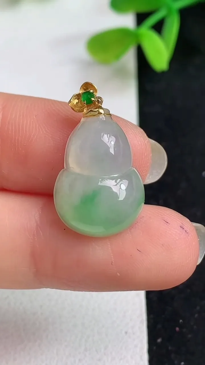 天然A货翡翠葫芦吊坠，尺寸18.5-13.3-5.7，重量:2.35g
5月19日
