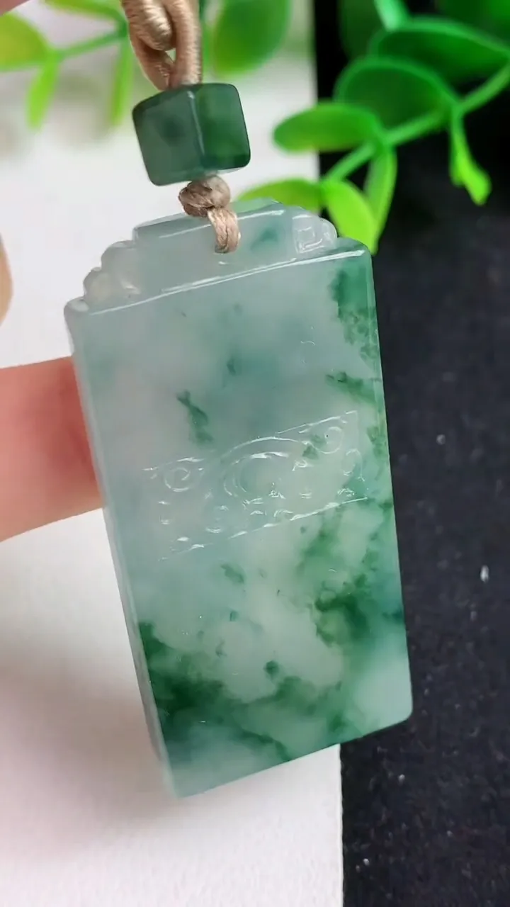 天然A货翡翠飘花仿古无事牌吊坠，尺寸50.4-24.4-4.8，重量:22.50g
5月19日