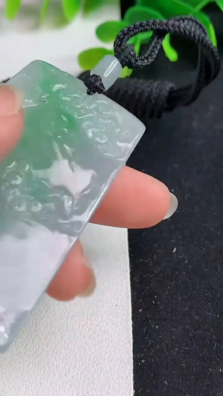 天然A货翡翠山水牌吊坠，尺寸57.8-33-5，重量:28.94g
5月19日