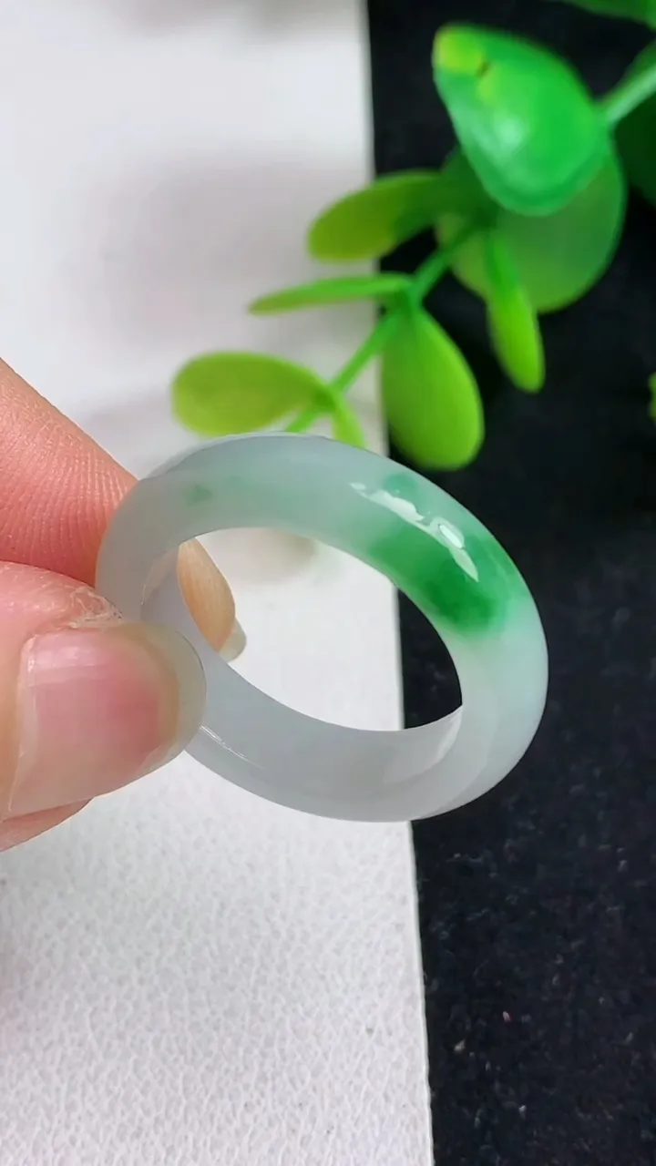 天然A货翡翠指环戒指，尺寸19.2-5.8-3.5，重量:4.65g2025年5月20日
工厂直销收