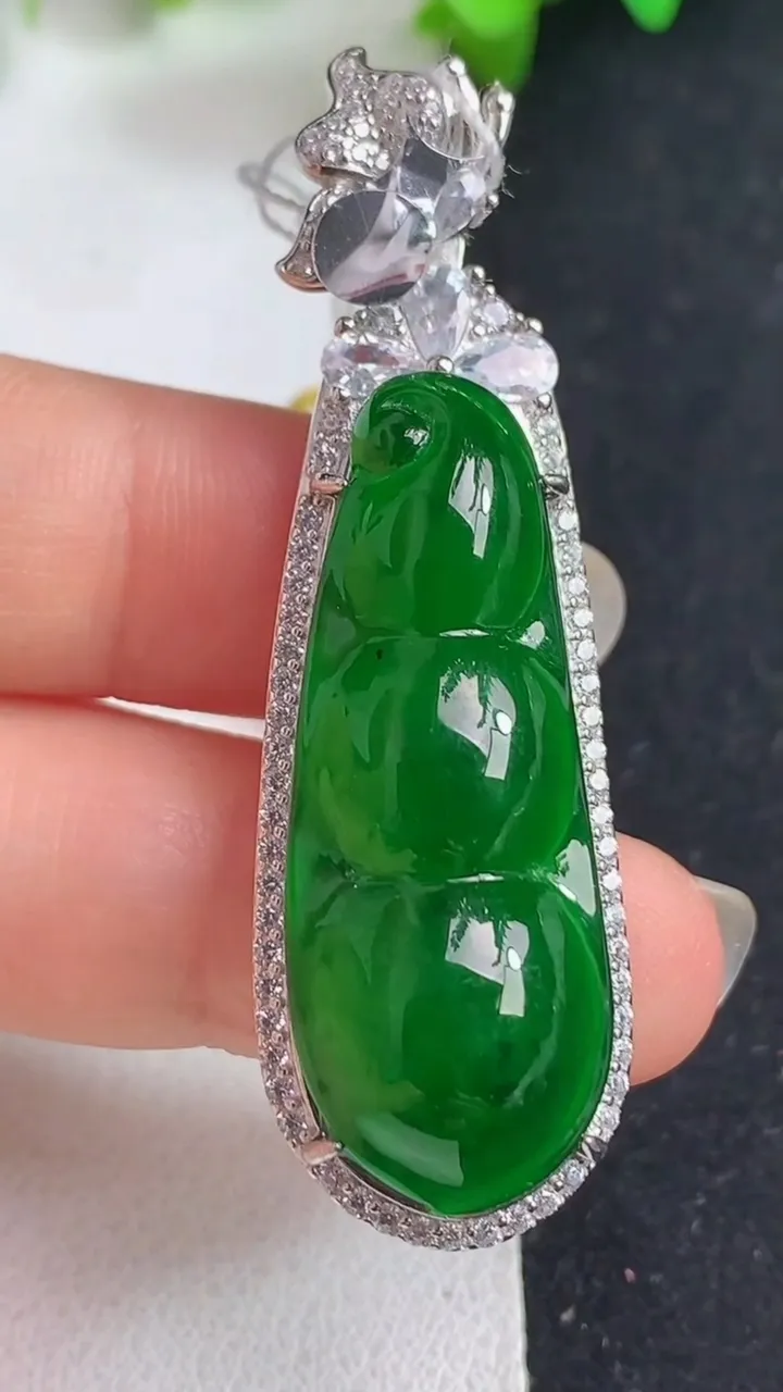 天然A货翡翠福豆吊坠，尺寸53.2-16.3-11.7，裸石35.2-13.7，重量:10.60g
