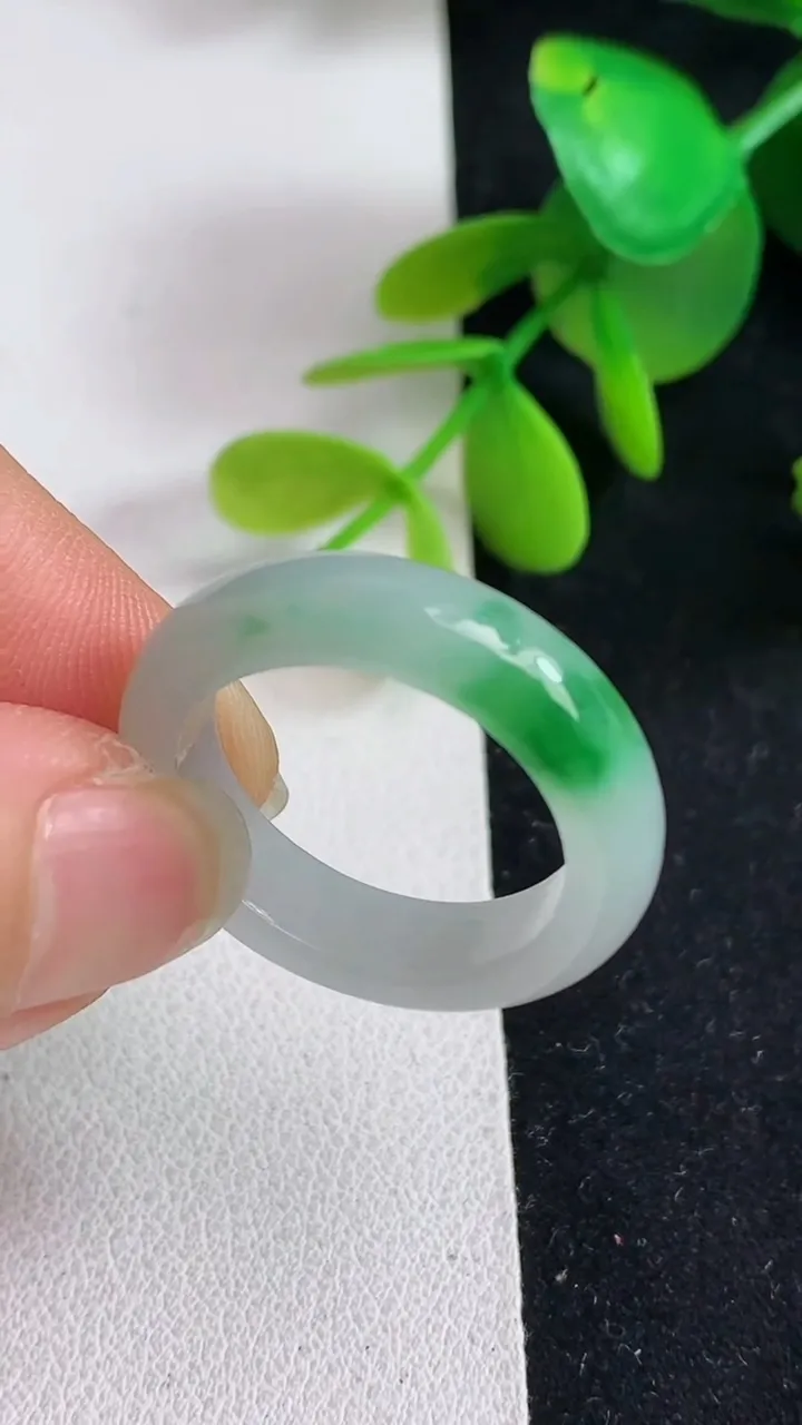 天然A货翡翠指环戒指，尺寸19.2-5.8-3.5，重量:4.65g2025年5月20日
工厂直销收藏佳品,种好水足，色泽均匀，有种有色，上手高大气！