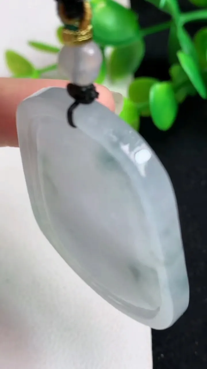天然A货翡翠飘花生肖羊吊坠，尺寸48-37.7-8.2，重:29.88g
5月20日