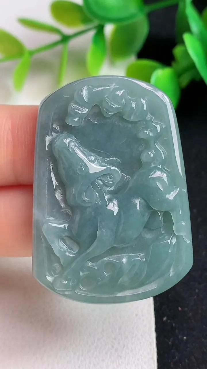 天然A货翡翠蓝水生肖牛吊坠，尺寸41.6-30.2-5.5，重:13.24g
5月20日