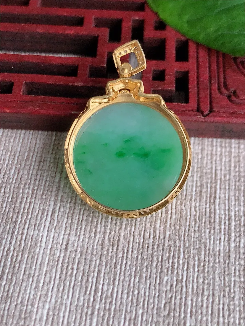 天然A货翡翠18K金伴飘绿无事牌吊坠尺寸31.5×21.8×6m量4.00g 0518