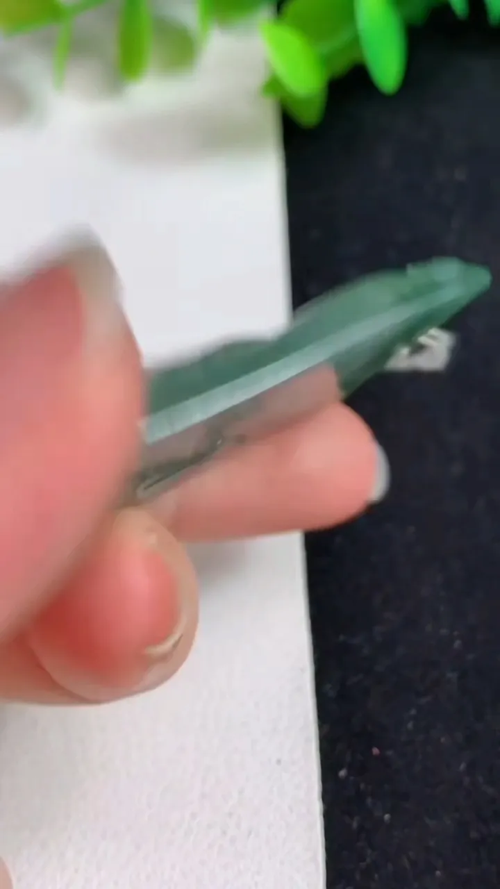天然A货翡翠生肖虎吊坠，尺寸47.5-25.3-5.3，重量:15.00g
5月20日