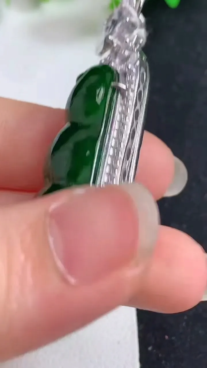 天然A货翡翠福豆吊坠，尺寸53.2-16.3-11.7，裸石35.2-13.7，重量:10.60g
5月20日