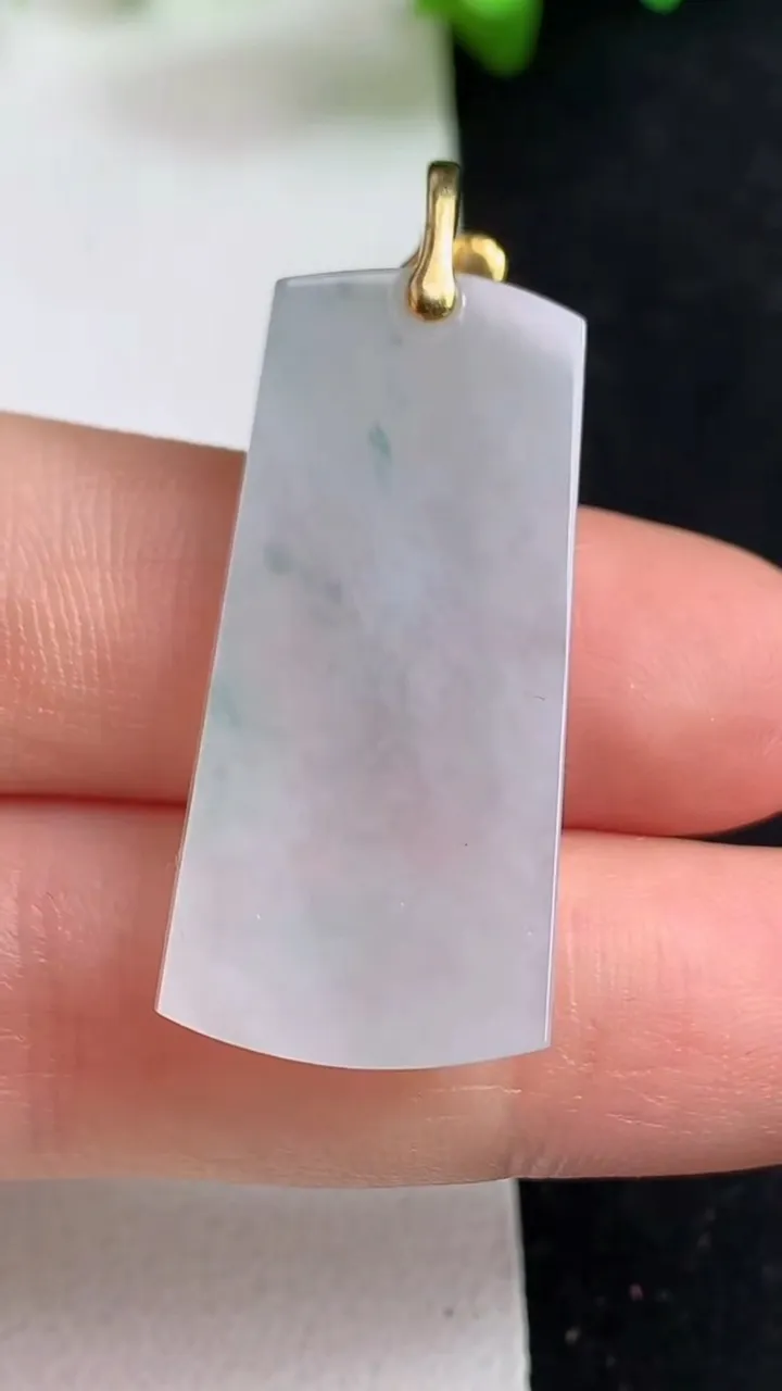 天然A货翡翠飘花无事牌吊坠，尺寸31.4-15.2-5.2，重量:7.13g
5月20日