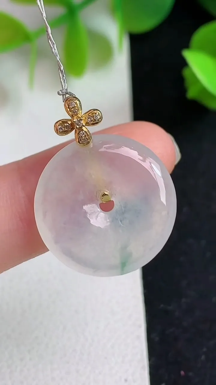天然A货翡翠飘花平安扣吊坠，尺寸18.5-3.5，重量:3.03g
5月20日