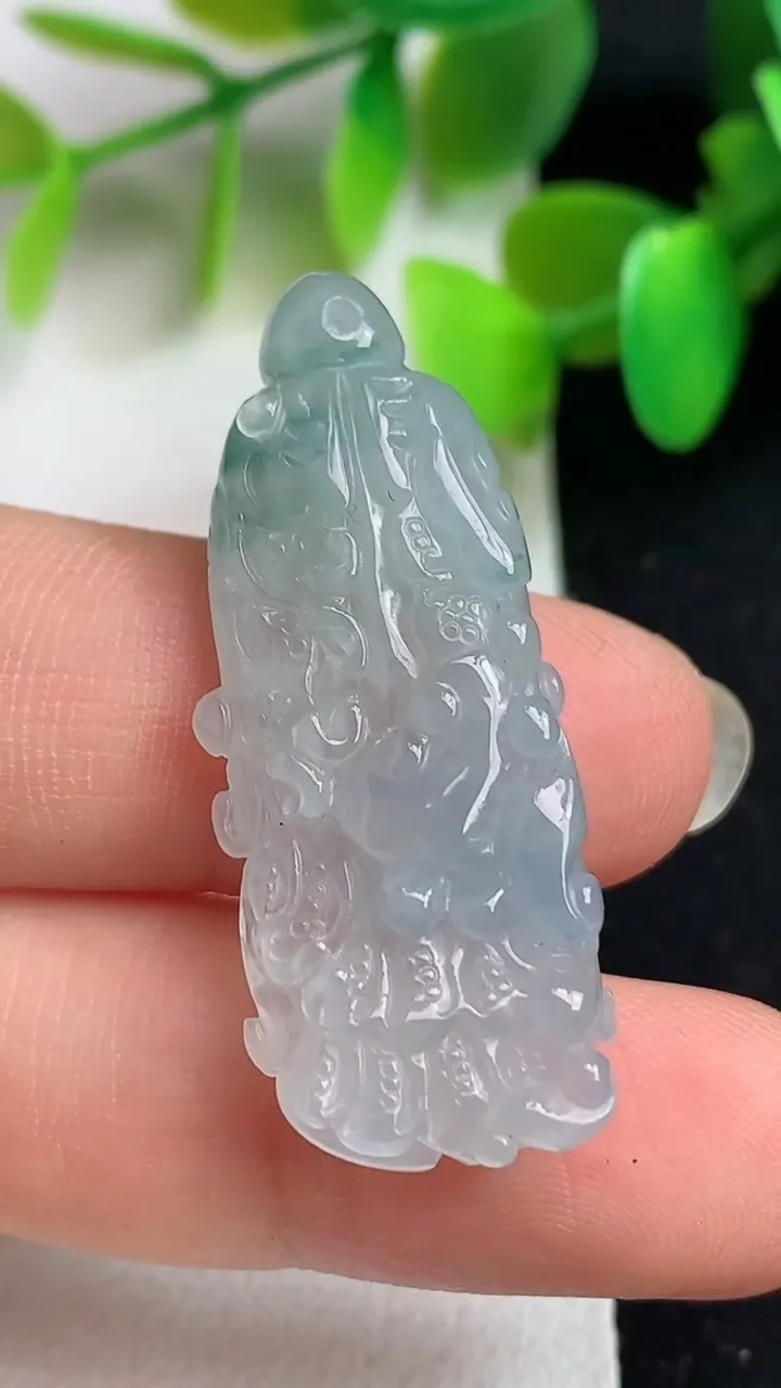 天然A货翡翠飘花白菜吊坠，尺寸35.2-14-6.6，重:8.34g
5月20日