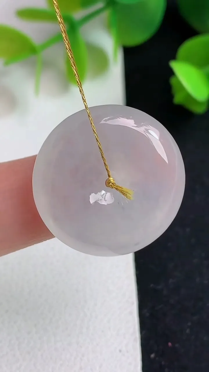 天然A货翡翠白冰平安扣吊坠，尺寸22.7-5.6，重量:6.17g
5月20日