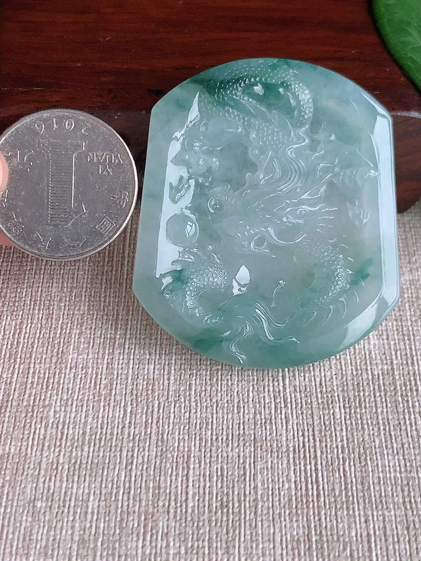 天然A货翡翠飘花龙牌吊坠尺寸51.3×43.6×5.8m量27.97g 0518