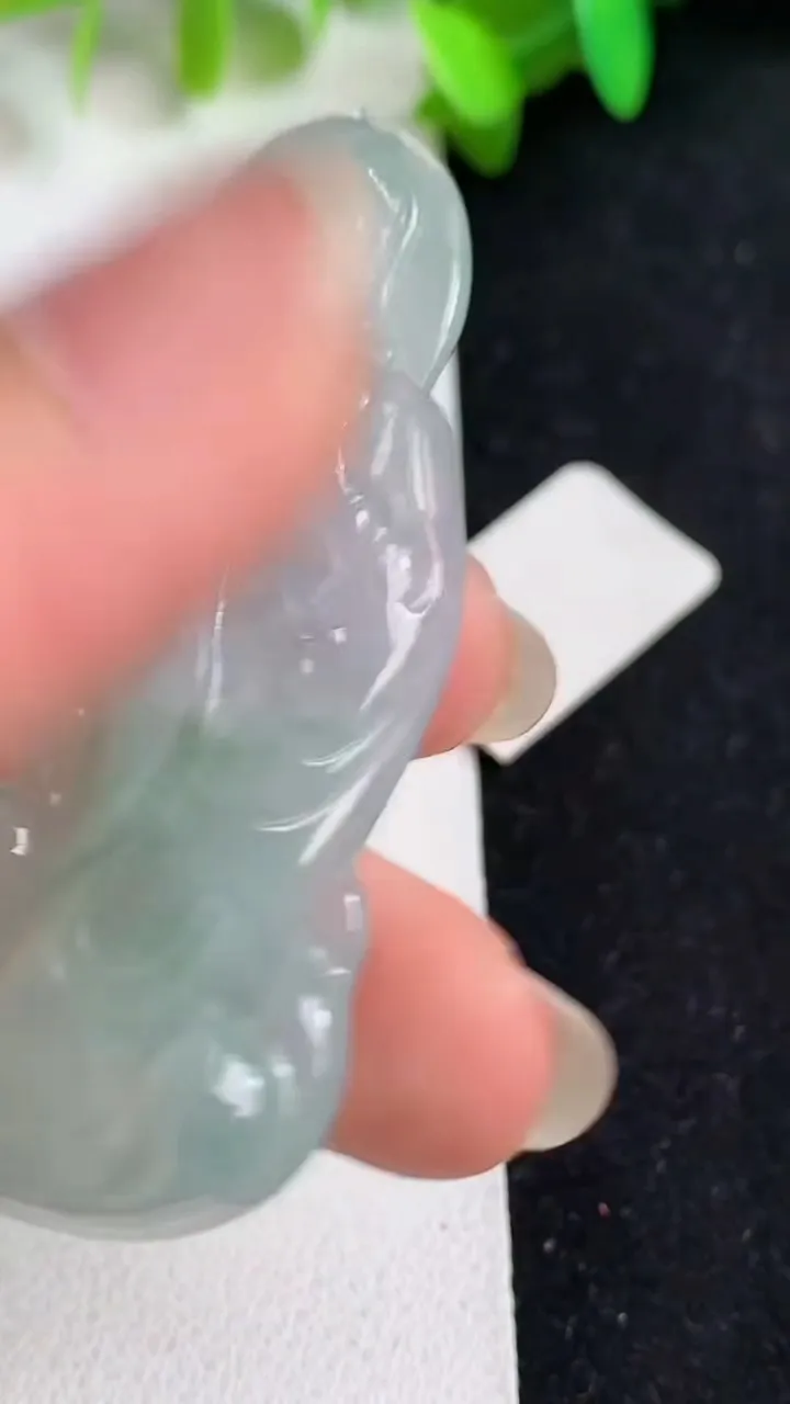 天然A货翡翠观音菩萨吊坠，尺寸57.6-21-6.8，重量:13.54g
5月20日