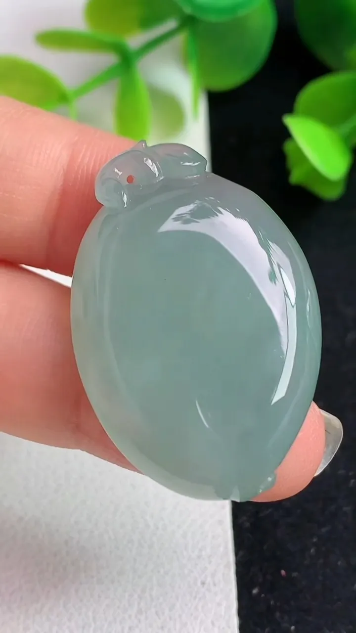 天然A货翡翠寿桃吊坠，尺寸35-23.5-7，重量:12.47g
5月20日