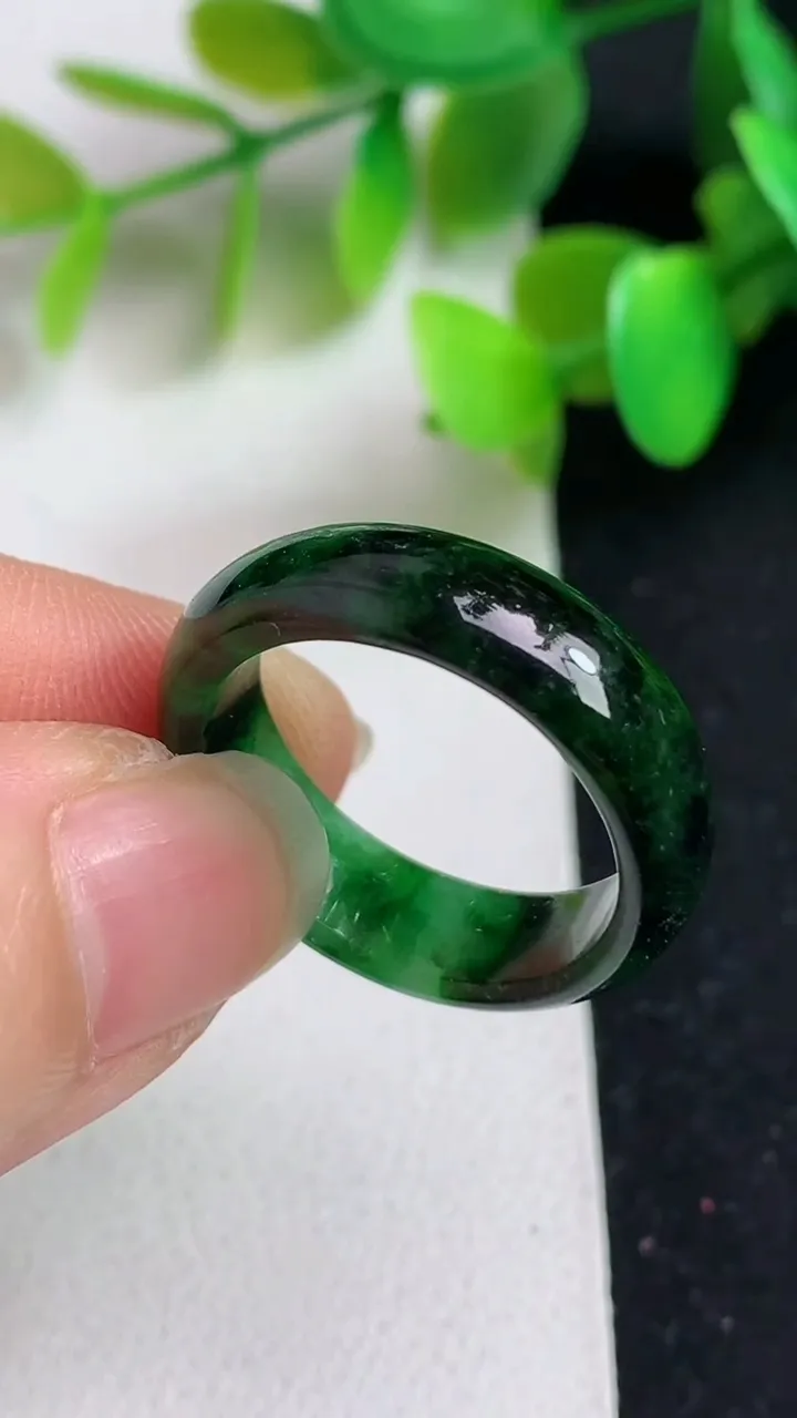 天然A货翡翠指环戒指，尺寸18.2-6.4-3，重:3.36g2025年5月20日
工厂直销收藏佳品