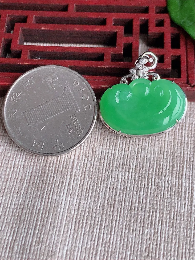 天然A货翡翠18K金伴甜绿如意吊坠尺寸25×23.3×5.8裸石14.5×22m量3.23g 0518