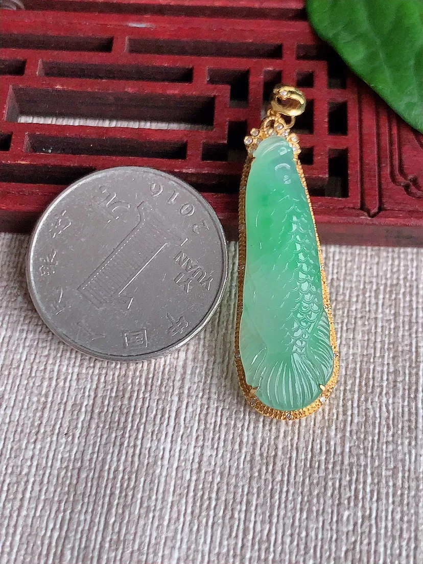 天然A货翡翠18K金伴飘绿金鱼年年有余吊坠 尺寸43.2×12×6.2裸石33.8×10.8m量3.78g 0518