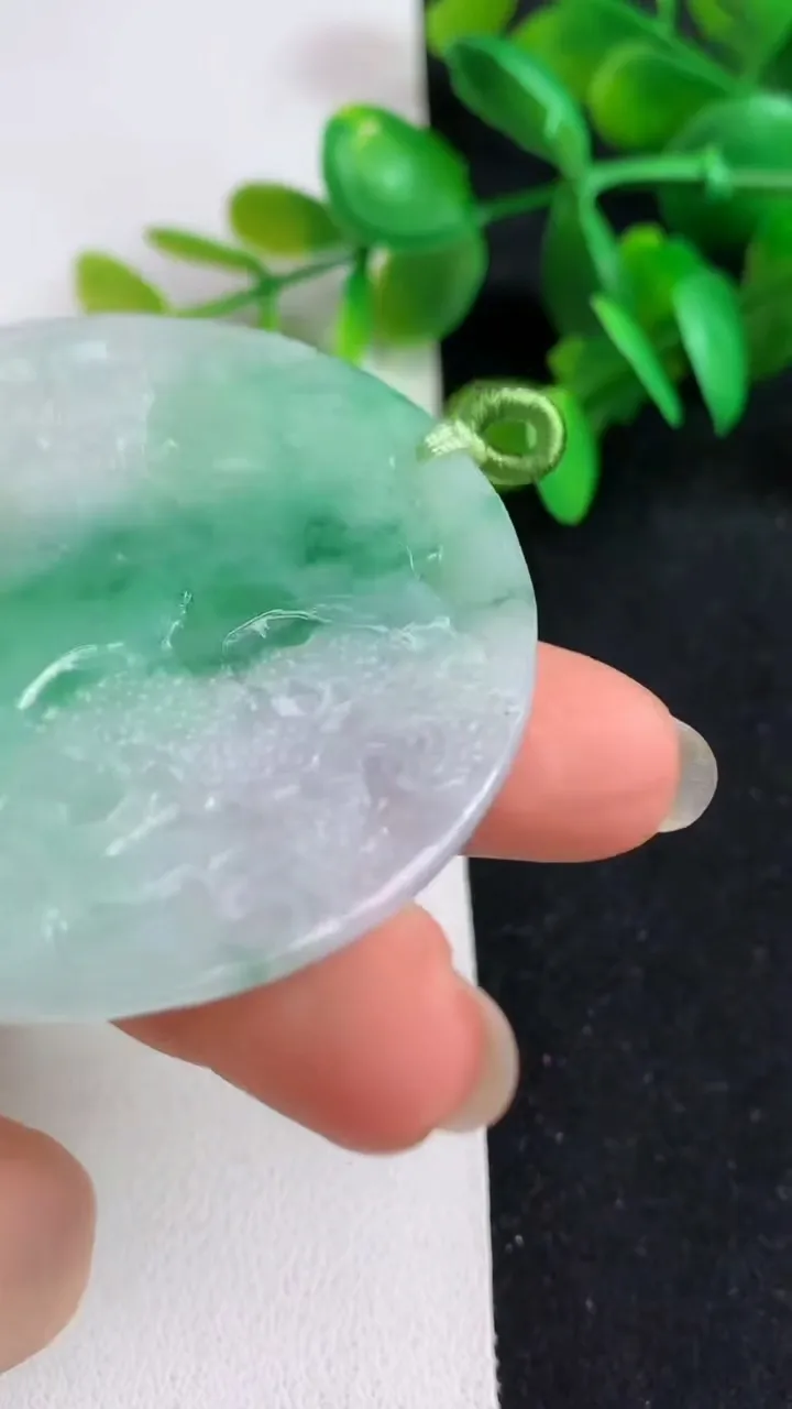 天然A货翡翠山水牌吊坠，尺寸50.8-5.4，重量:27.65g
5月20日