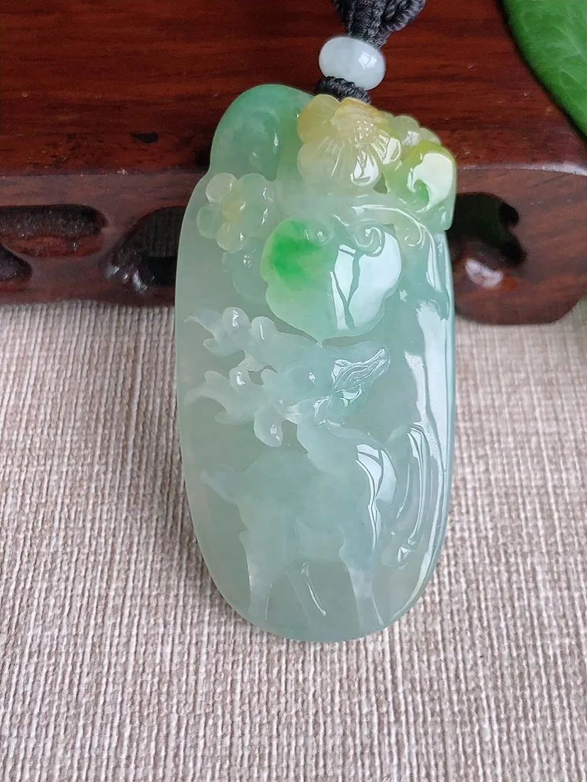 天然A货翡翠黄加绿双彩梅花鹿一鹿有你吊坠尺寸54×27.2×15.7m量35.44g 0518