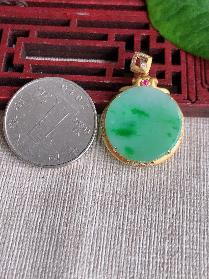 天然A货翡翠18K金伴飘绿无事牌吊坠尺寸31.5×21.8×6m量4.00g 0518