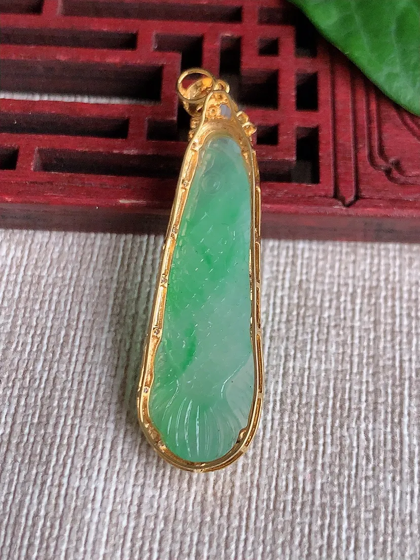 天然A货翡翠18K金伴飘绿金鱼年年有余吊坠 尺寸43.2×12×6.2裸石33.8×10.8m量3.