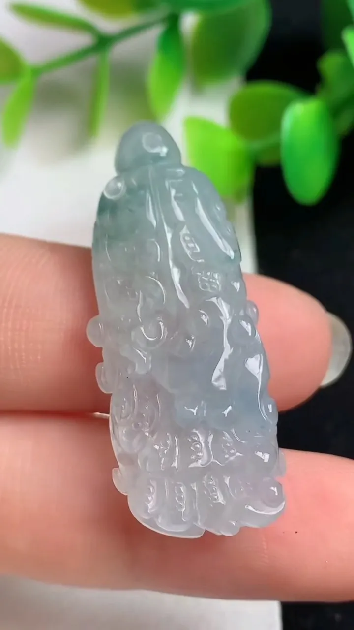 天然A货翡翠飘花白菜吊坠，尺寸35.2-14-6.6，重:8.34g
5月20日
