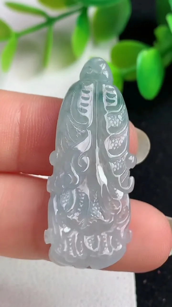 天然A货翡翠飘花白菜吊坠，尺寸35.2-14-6.6，重:8.34g
5月20日
