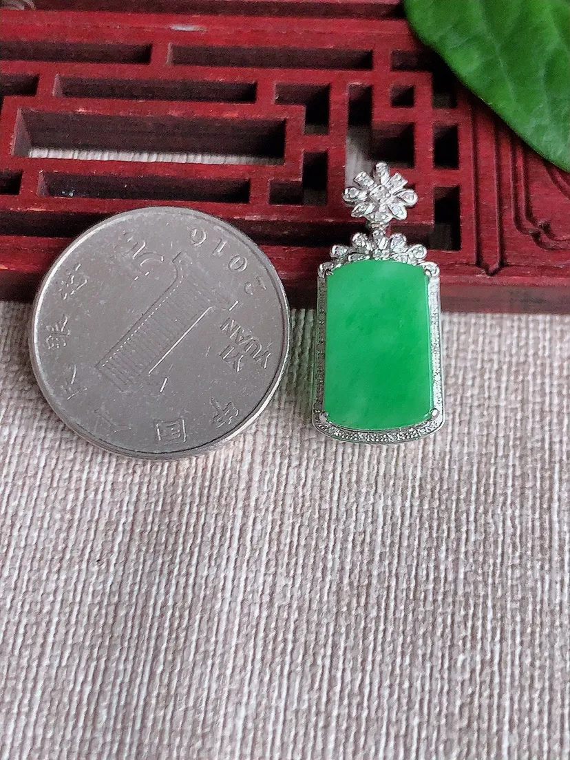 天然A货翡翠18K金伴甜绿无事牌吊坠尺寸27×12.3×6.5裸石15.4×9.7m量2.75g 0518