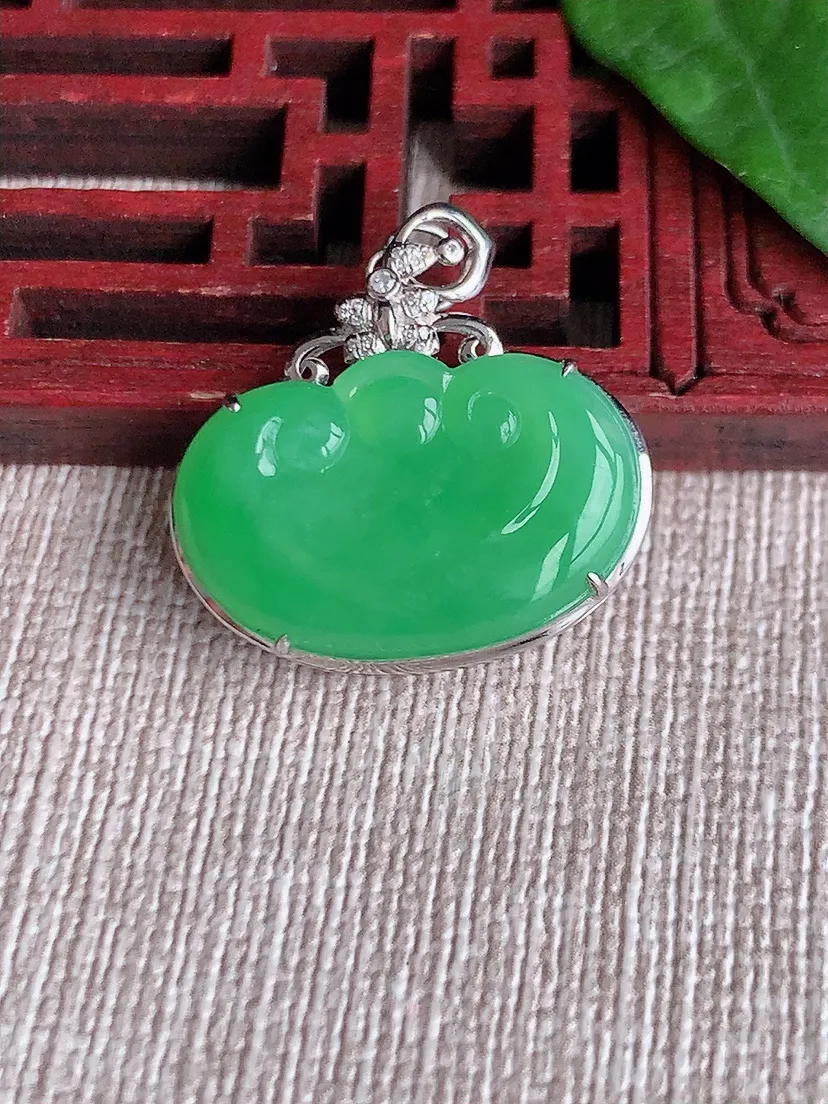 天然A货翡翠18K金伴甜绿如意吊坠尺寸25×23.3×5.8裸石14.5×22m量3.23g 0518