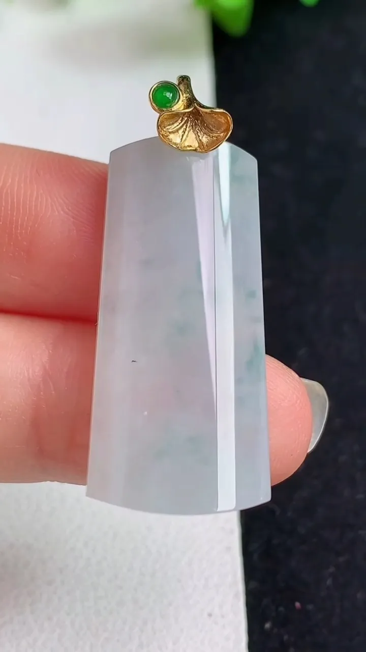 天然A货翡翠飘花无事牌吊坠，尺寸31.4-15.2-5.2，重量:7.13g
5月20日