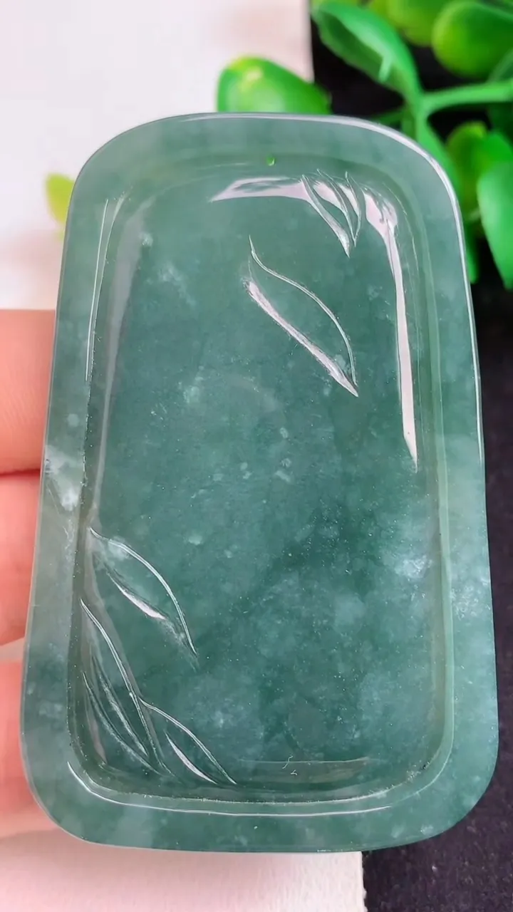 天然A货翡翠蓝水观音菩萨吊坠，尺寸66.8-43-6.3，重:42.47g
5月20日