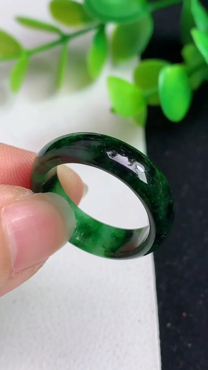 天然A货翡翠指环戒指，尺寸18.2-6.4-3，重:3.36g2025年5月20日
工厂直销收藏佳品,种好水足，色泽均匀，有种有色，上手高大气！