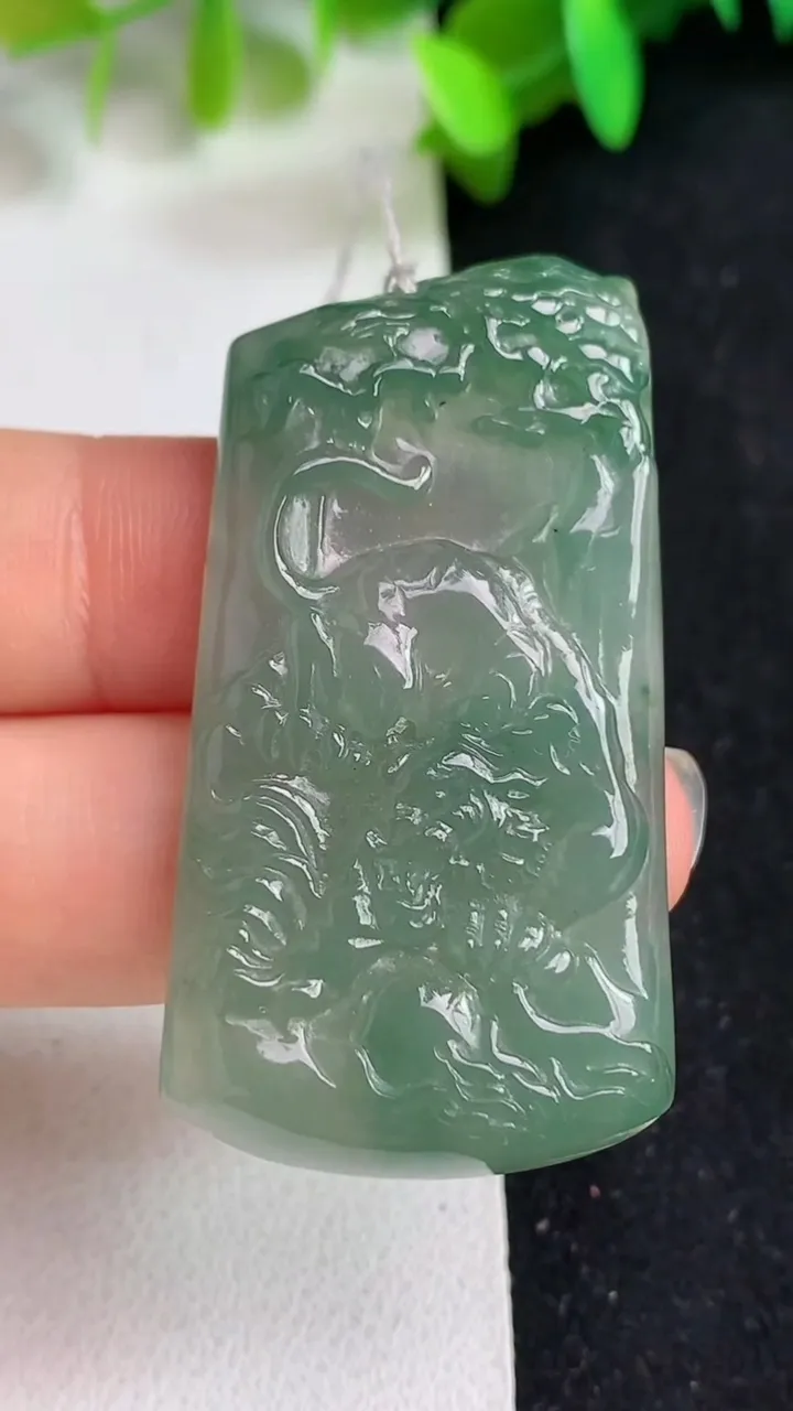 天然A货翡翠生肖虎吊坠，尺寸47.5-25.3-5.3，重量:15.00g
5月20日