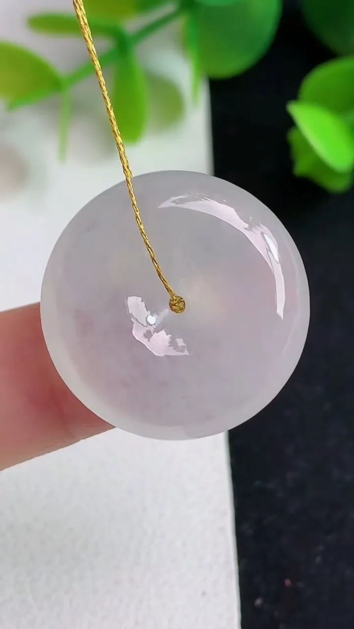 天然A货翡翠白冰平安扣吊坠，尺寸22.7-5.6，重量:6.17g
5月20日