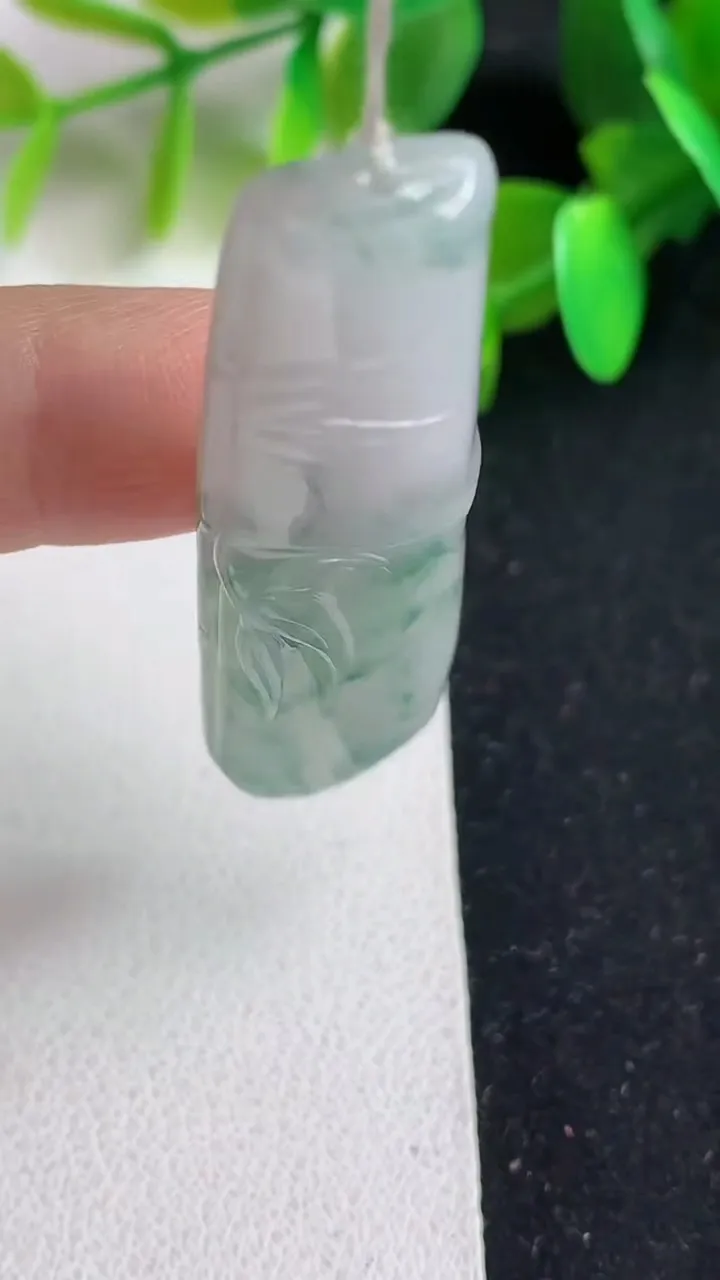 天然A货翡翠飘花节节高升 竹节吊坠，尺寸48.4-14.6-5.3，重量:8.87g
5月20日