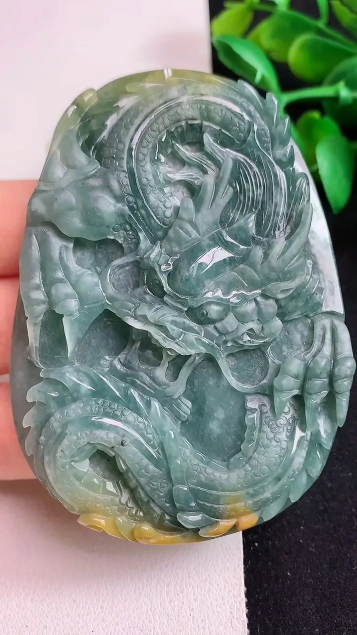 天然A货翡翠蓝水双彩龙牌吊坠，尺寸78.8-55-9，重:70.67g
5月20日