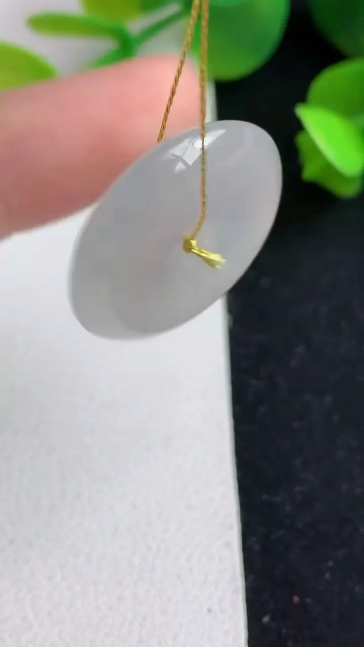 天然A货翡翠白冰平安扣吊坠，尺寸22.7-5.6，重量:6.17g
5月20日
