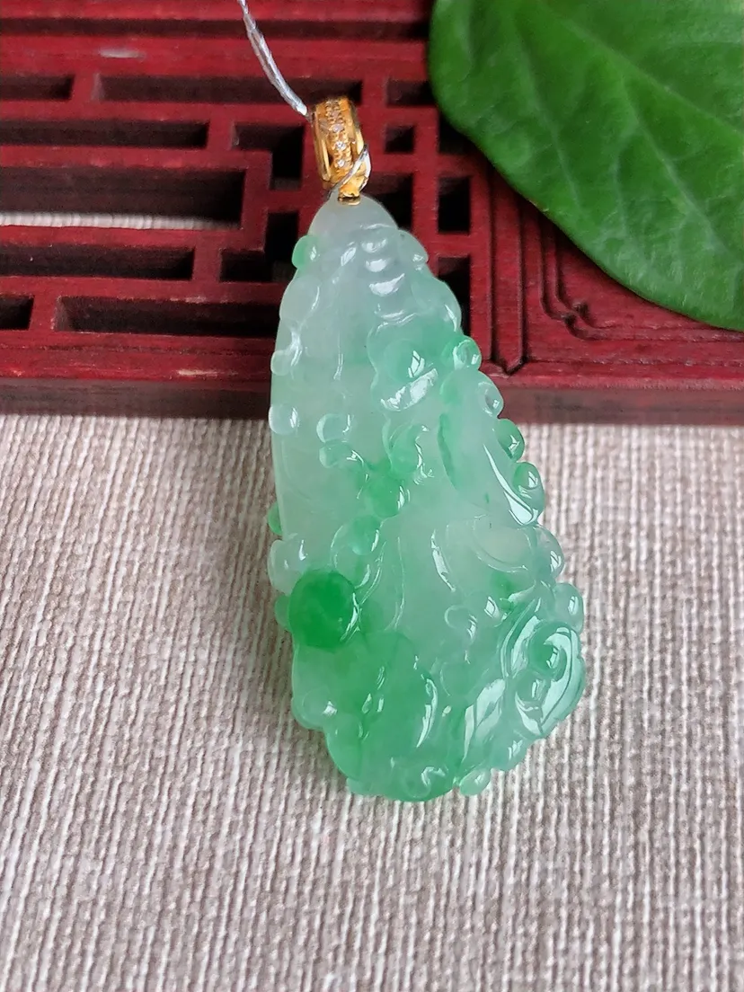 天然A货翡翠18K飘绿白菜吊坠 尺寸50.6×42×20.2×8.8m量11.82g 0518
