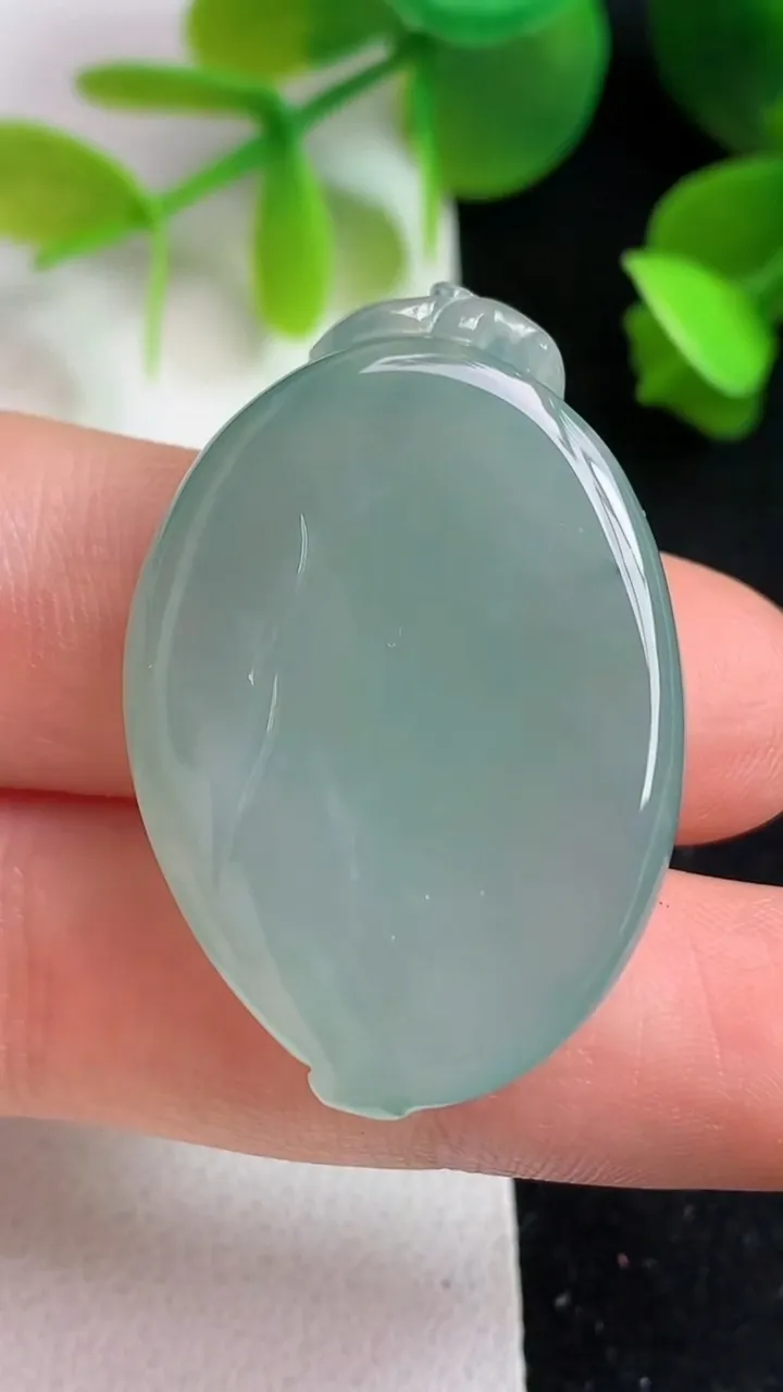 天然A货翡翠寿桃吊坠，尺寸35-23.5-7，重量:12.47g
5月20日