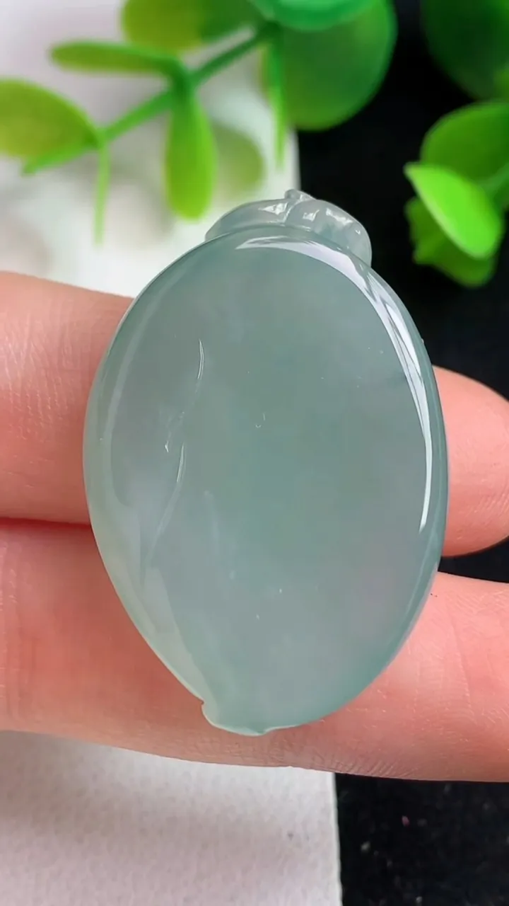 天然A货翡翠寿桃吊坠，尺寸35-23.5-7，重量:12.47g
5月20日