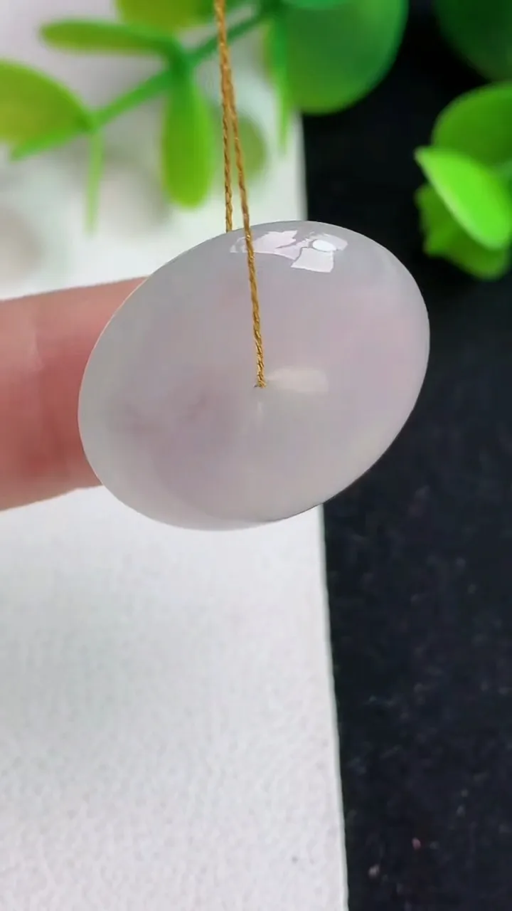 天然A货翡翠白冰平安扣吊坠，尺寸22.7-5.6，重量:6.17g
5月20日