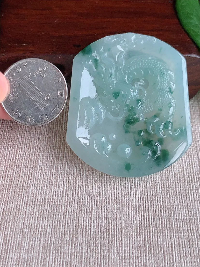 天然A货翡翠飘花龙牌吊坠尺寸52.7×45.2×6m量28.90g 0518